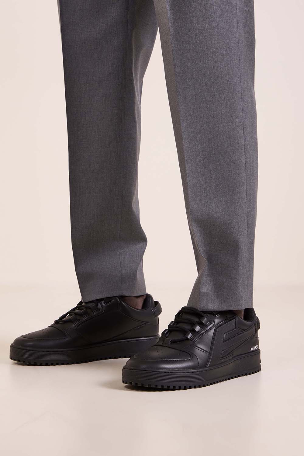 תמונת כל הלוק של נעלי סניקרס